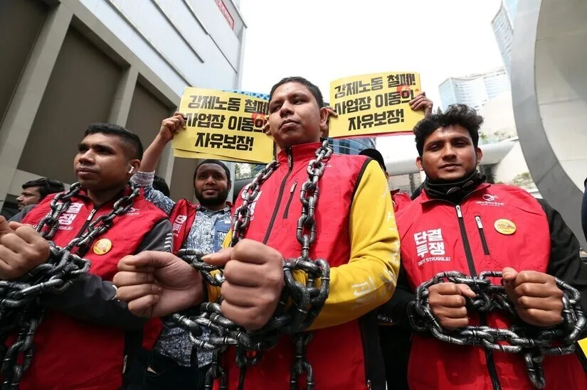 Breaking the Chains: South Korean Workers Freed from US Detention.